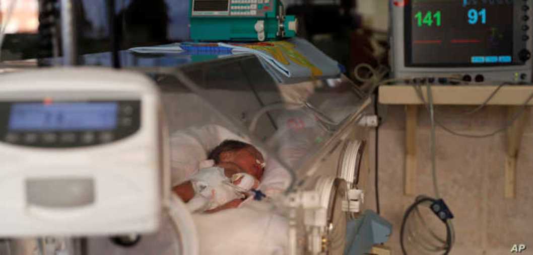 فضيحة توأم البحرين – ميت في المستشفي حي عند الدفن – شاهد بالفيديو