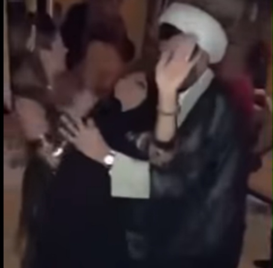 واعظ ايراني يرقص مع فتيات ويحضنهم بهستريا