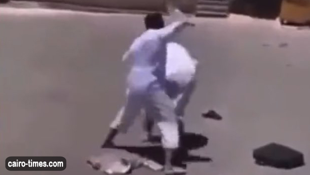 طالب يضرب معلم في السعودية – فيديو يوثق طالب ثانوي يعتدي علي معلمه