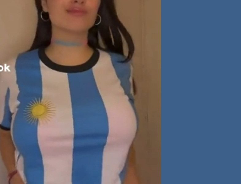 مشجعة الأرجنتين تخلع ملابسها