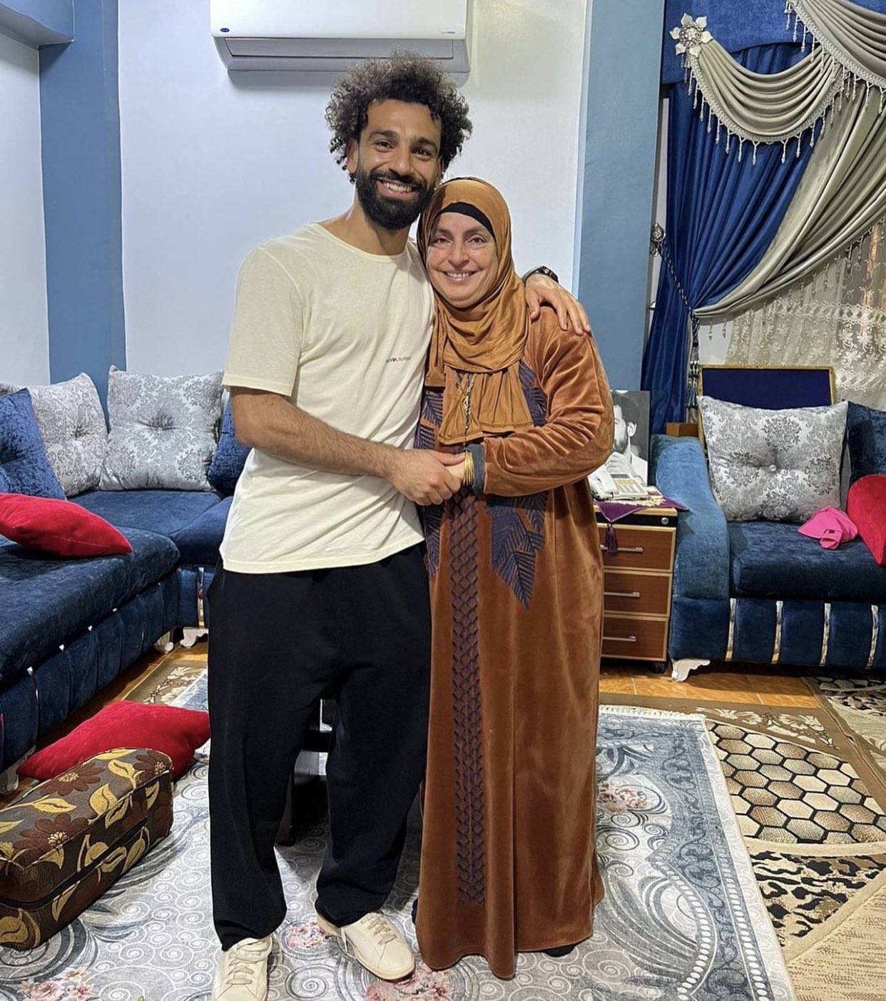 محمد صلاح يزور والدته في عيد الام