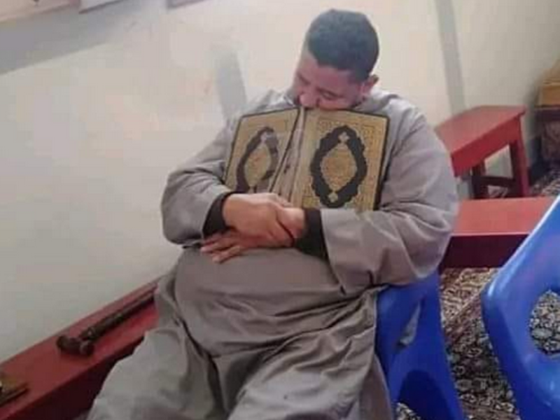 مات حاضنا للمصحف بالمسجد قبل صلاة الجمعة بقليل احمد البشبيشي رحمه الله