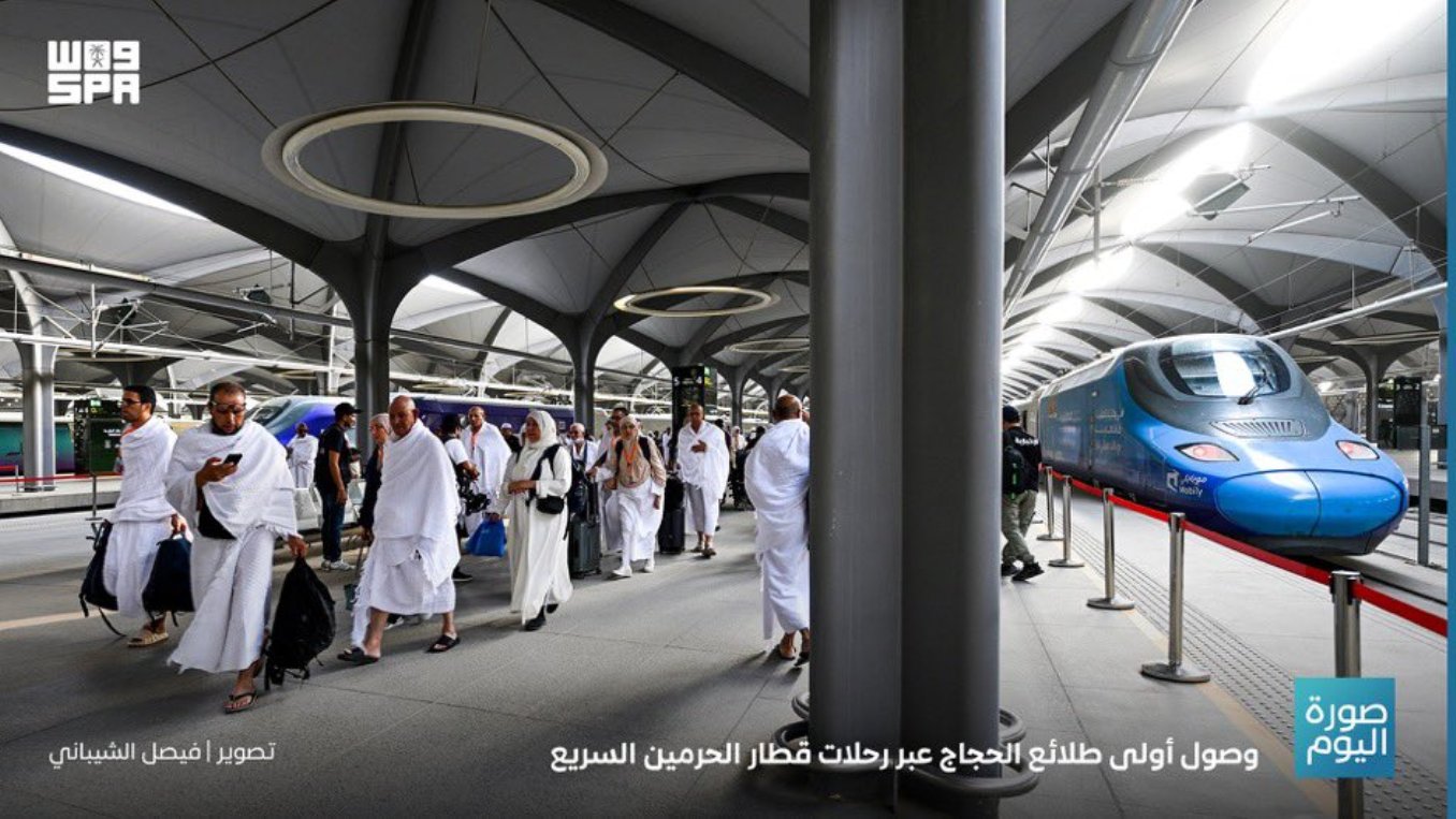 صورة قطار الحرمين في مكة يقوم بتوصيل  طلائع الحجاج، في صورة حضارية