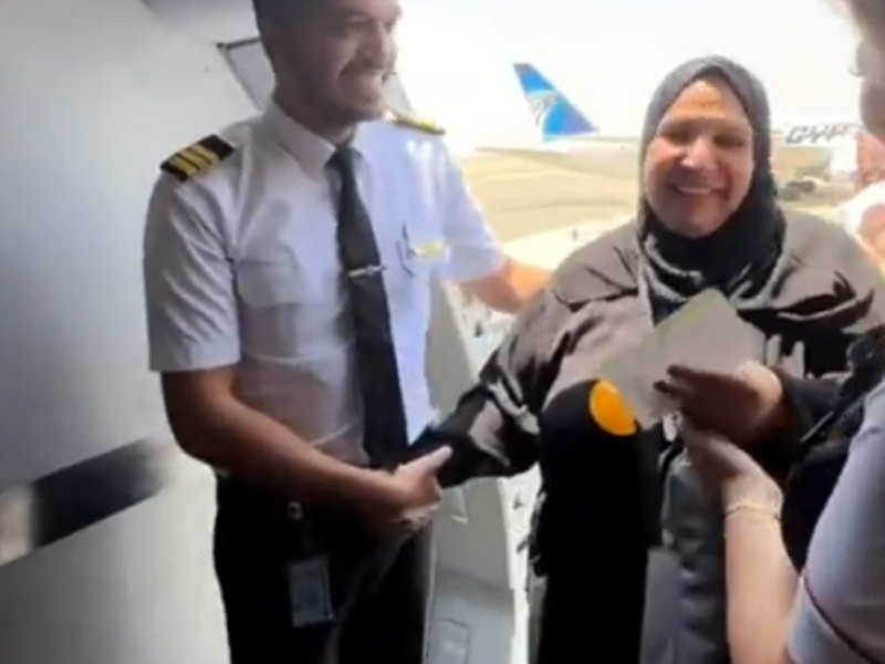 فيديو طيار مصري يقود طائرة والدته المسافرة للحج..ولا تعلم إلا عندما قابلها على باب الطائرة