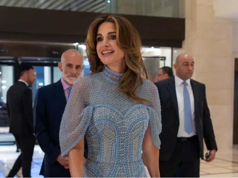 فستان الملكة رانيا.. من تصميم إيلي صعب يخطف الأنظار في حفل خير لمؤسسة الملك حسين