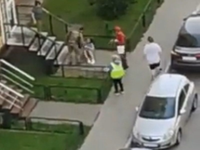 فيديو جندي روسي يعاقب زوجته على خيانته له مع رجل اخر في الشارع