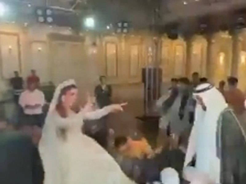 شاهد فيديو العريس الخليجي والعروسة المصرية يلقي بالاموال فوق رأسها كأنها راقصة مما اثار الجدل وغضب الجميع