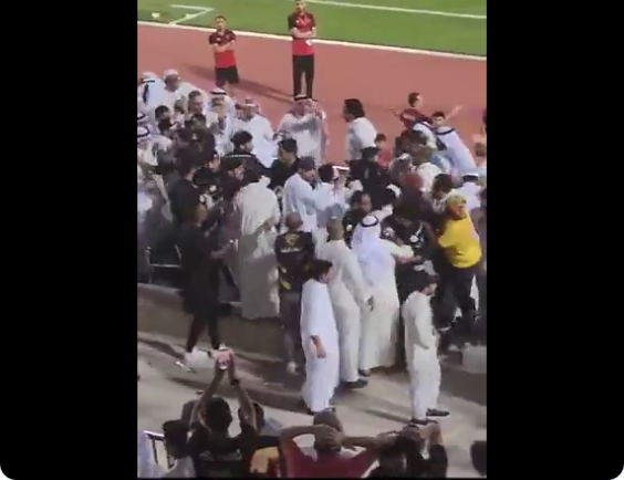 بالفيديو : سبب مشاجرة إداريين نادي الكويت والقادسية