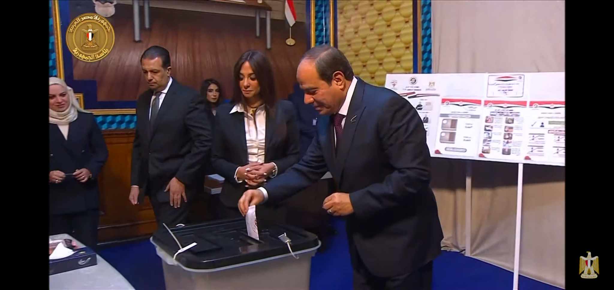 المرشح الرئاسي عبد الفتاح السيسي يدلي بصوته في الانتخابات