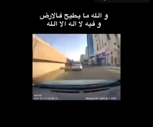 شاهد ماذا فعله الشاب السعودي عند رؤيته لسقوط علم السعودية على الأرض
