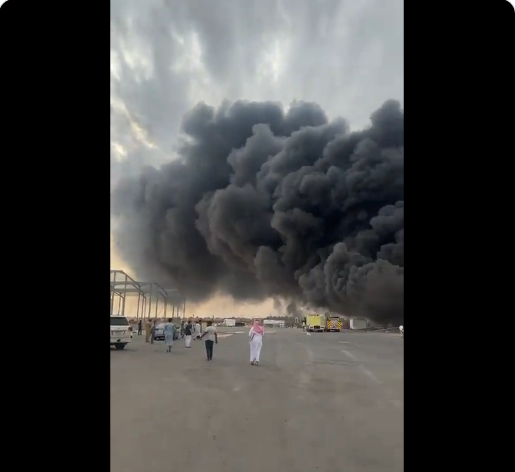 شاهد حريق ضخم يلتهم إحدى المستودعات الغذائية بمدينة سعودية