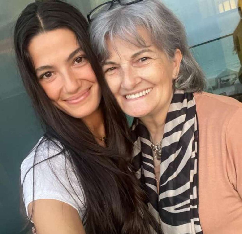 تارا عماد مع وادتها الجبل الاسود